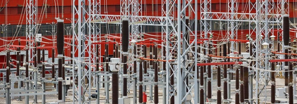 Fábrica con cables eléctricos, ilustrando la transmisión de energía dentro de la cadena de valor industrial de tecnologías limpias.