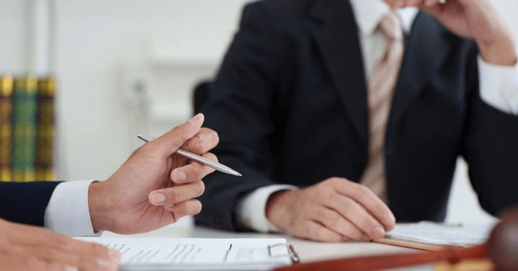 Obligaciones censales y el IAE, reunión entre dos personas con documentación.