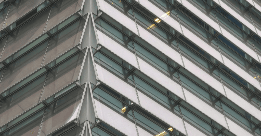 Edificios corporativos que representan oportunidades de deducciones fiscales para empresas.