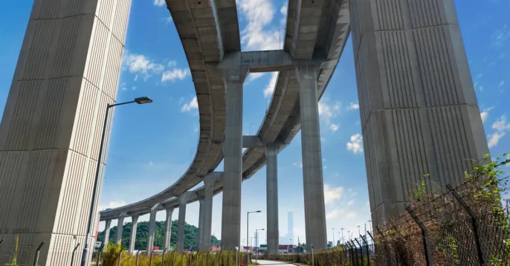 Infraestructuras de transporte a gran escala que impulsan la conectividad y el desarrollo territorial.