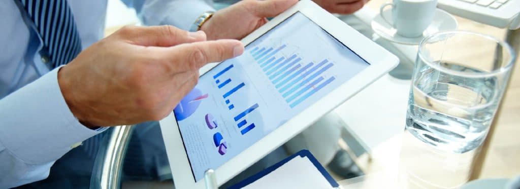 Trabajador con una tablet mostrando los resultados de los proyectos de I+D.