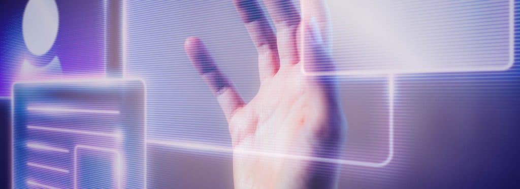 Mano tocando una pantalla tecnológica que representa la transformación digital en pymes.
