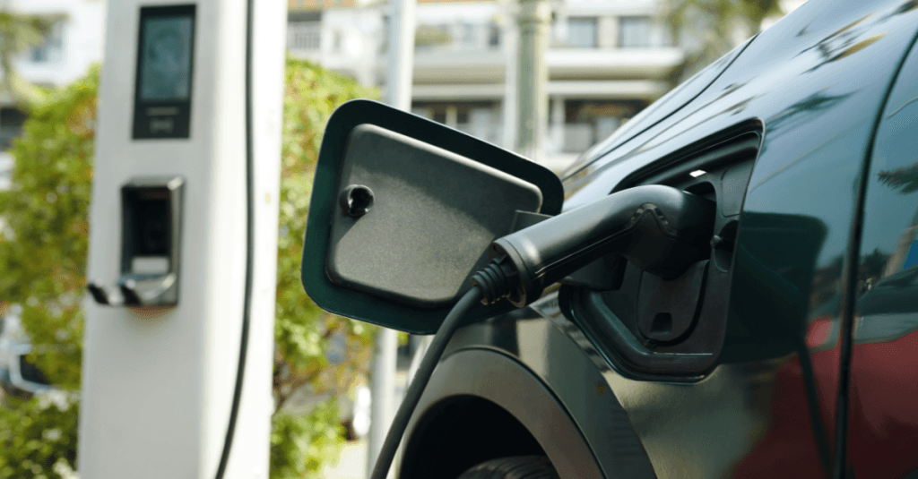 ehículo eléctrico conectado a estación de carga, parte del Programa MOVES Flotas Plus para fomentar flotas sostenibles