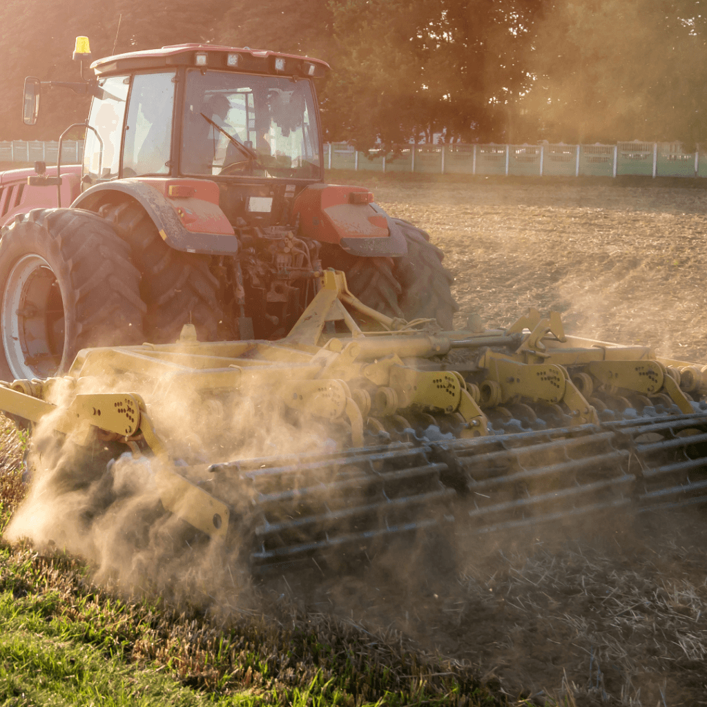 Tractor realizando labores de campo en el sector agro, ejemplo del tipo de actividad cuya planificación financiera y de inversión es clave para un CFO.