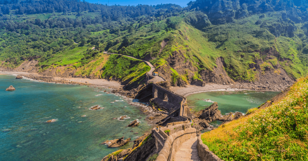 Representación de empresas vascas aplicando un marco fiscal verde con deducciones fiscales para proyectos sostenibles basados en innovación.