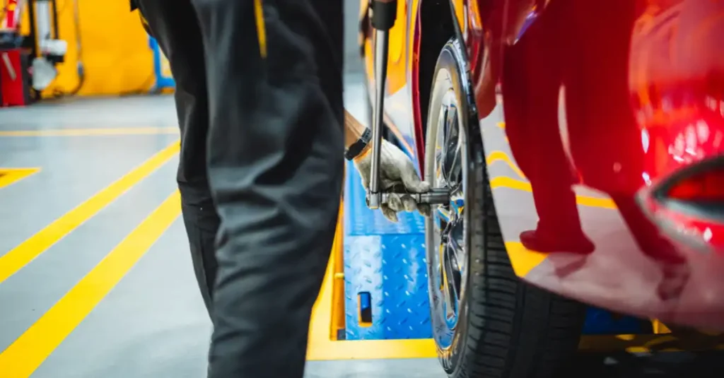 Persona realizando una operación técnica en la rueda de un vehículo dentro de un entorno industrial del sector automoción, representando los retos del CFO en la gestión de costes y eficiencia operativa.