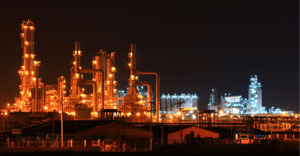 Infografía sobre reindustrialización sostenible que muestra el impacto de la eficiencia energética en la competitividad empresarial mediante mecanismos de financiación y deducción fiscal.